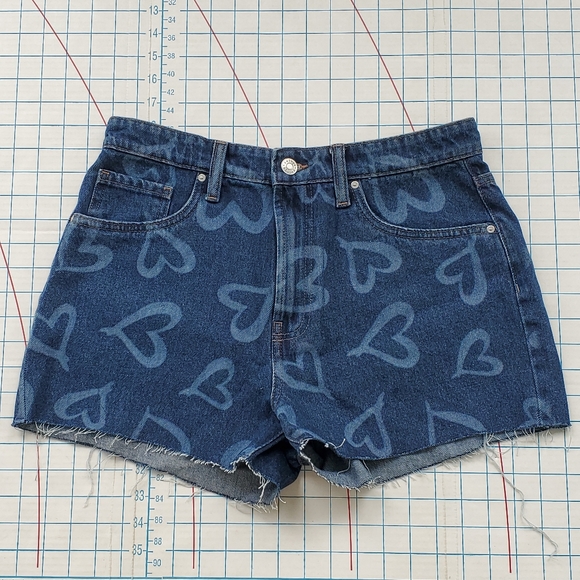 Refuge Chelsea Denim Shorts Junior Women's Size 7 Jeans Waist 30" Blue Hearts - Picture 2 of 8